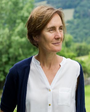 A person in a white shirt

Description automatically generated